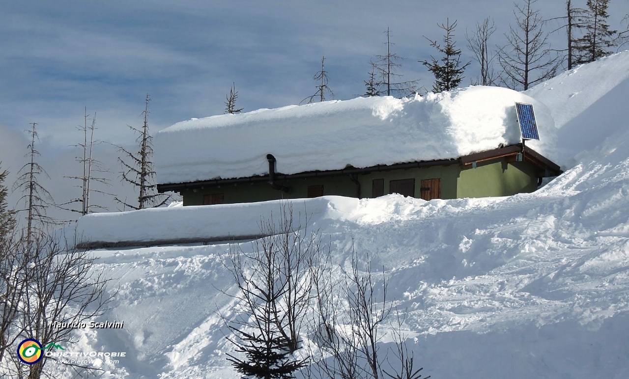 20 Piazzatorre, 27 Gennaio 2014. Torcola Vaga, due metri di neve per la baita....JPG